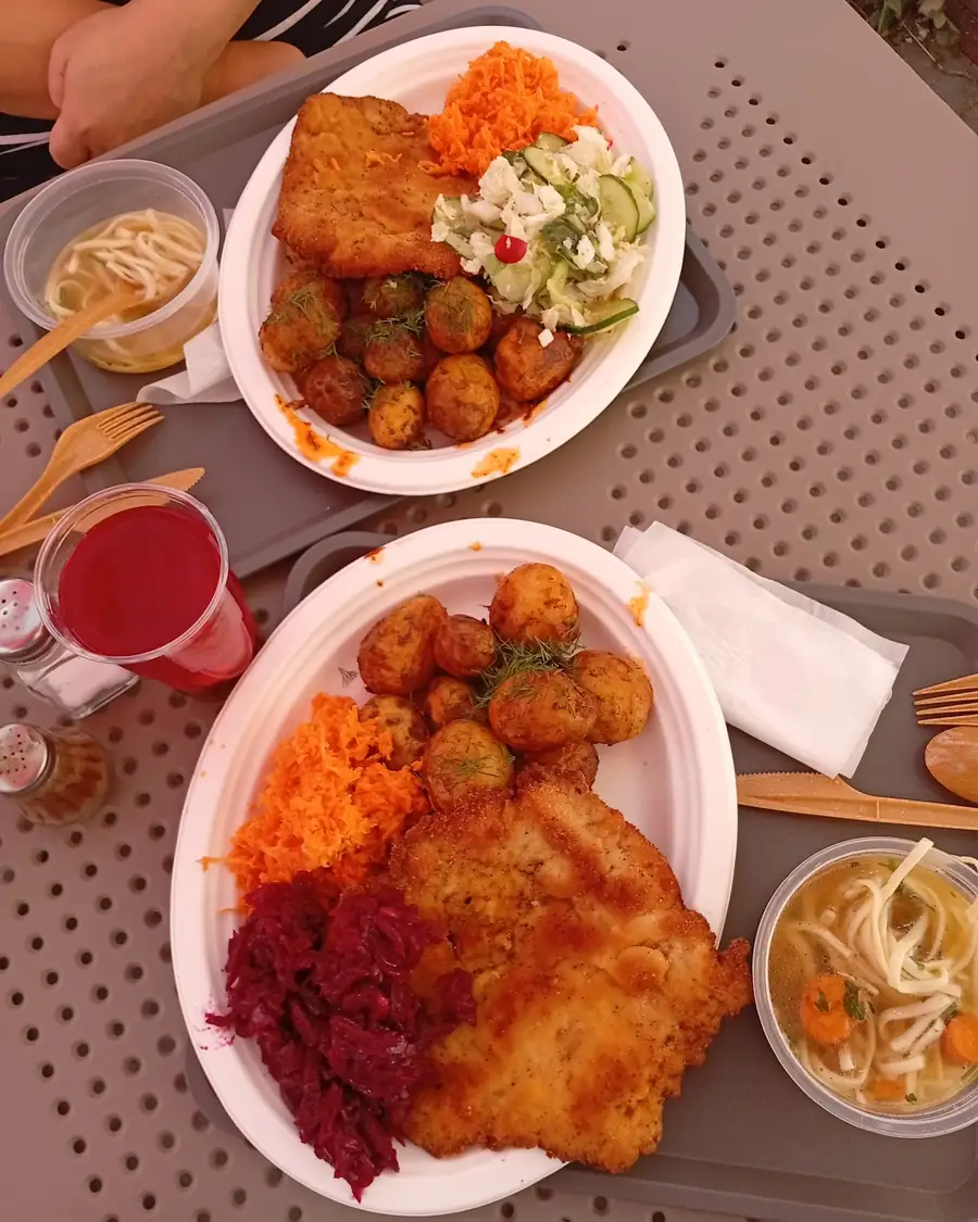 Kotlet, pulpety i surówki z obiadu dnia