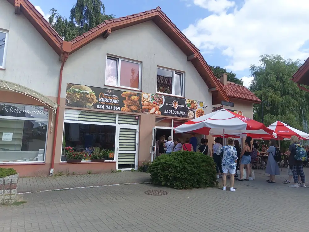 Budynek przy Hallera 2A z parasolami ogródka